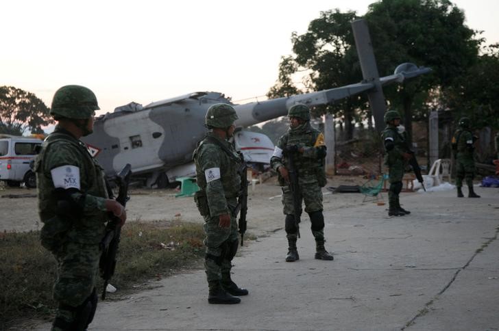 © Reuters. مقتل 13 في سقوط هليكوبتر عسكرية في المكسيك بعد زلزال مدمر