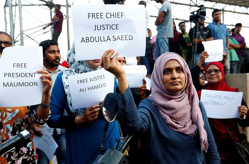 © Reuters. شرطة المالديف تعتقل 25 شخصا بعد احتجاج يطالب باعتقال الرئيس