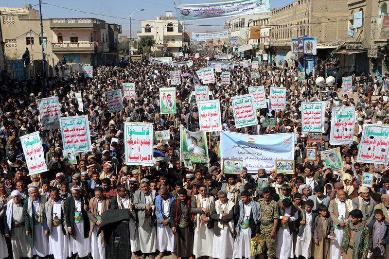© Reuters. Followers of the Houthi movement rally to mark the 'Martyr Day' in Saada