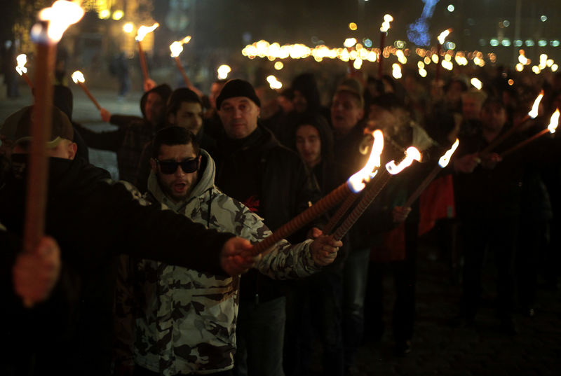 © Reuters. يمينيون متطرفون يشاركون في مسيرة بصوفيا تكريما لجنرال كان مؤيدا للنازية