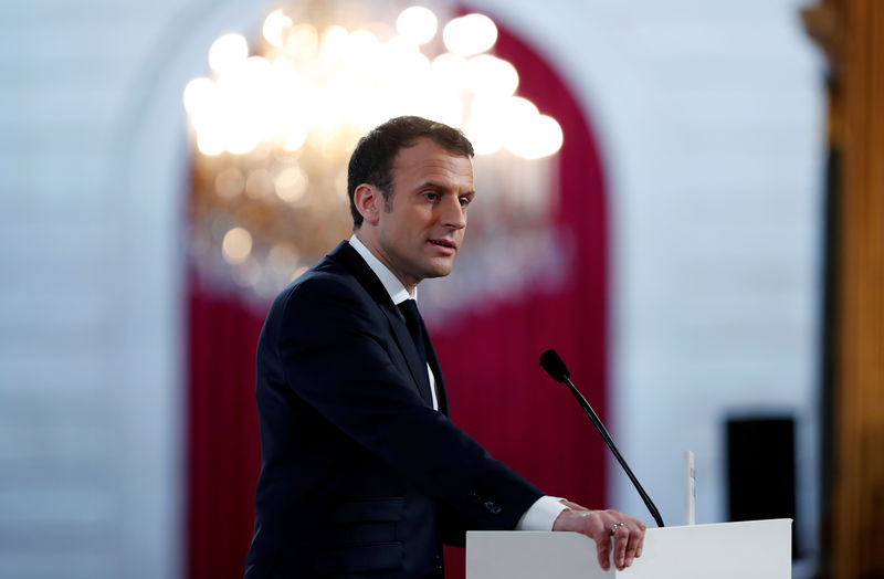 © Reuters. El índice de aprobación del presidente francés cae por debajo del 50 por ciento