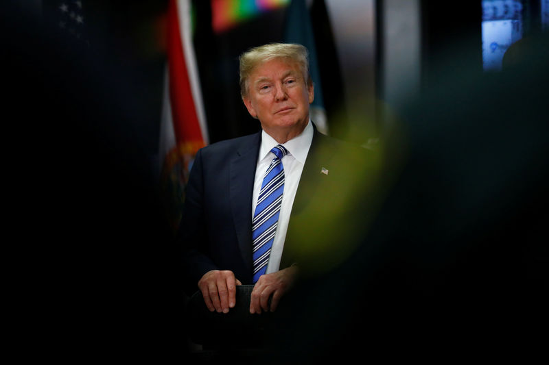 © Reuters. U.S. President Donald Trump meets with law enforcement at the Broward County Sheriff's Office in the wake of  the shooting at Marjory Stoneman Douglas High School in Fort Lauderdale