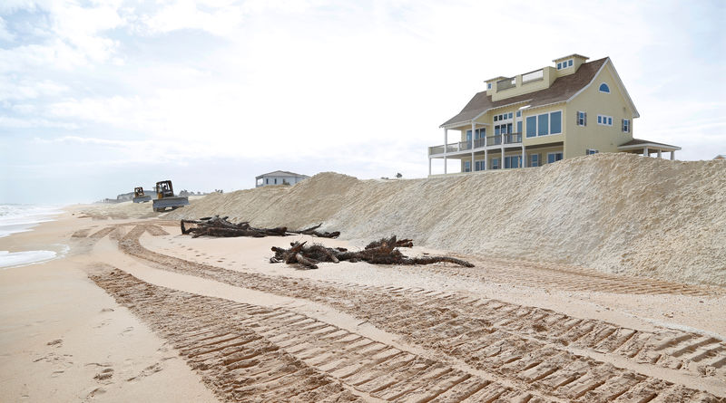 © Reuters. Lo que el viento se llevó: las tormentas ahondan la falta de arena de las playas de Florida