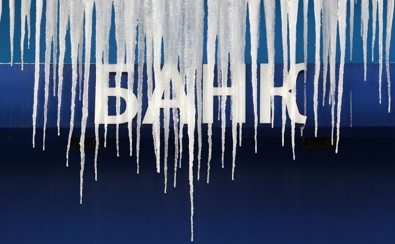 © Reuters. Icicles hand down from a board displaying a logo of VTB Bank outside an office in central Moscow