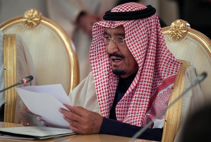 © Reuters. FILE PHOTO - Saudi Arabia's King Salman attends a meeting with Russian President Vladimir Putin in the Kremlin in Moscow