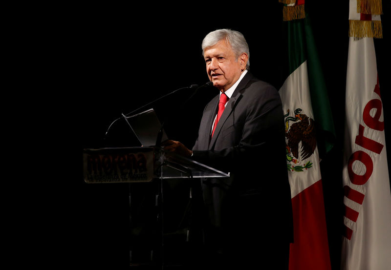 © Reuters. Líder nas pesquisas, Andres Manuel Lopez Obrador, faz discurso após ser escolhido candidato presidencial no México pelo Movimento de Regeneração Nacional (Morena) durante a convenção do partido na Cidade do México. 18/02/2018. REUTERS/Henry Romero