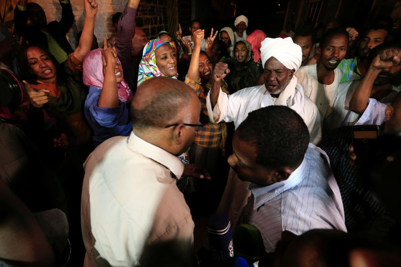 © Reuters. Arrested politicians and journalists shout inside the National Prison before their release after demonstrations in Khartoum