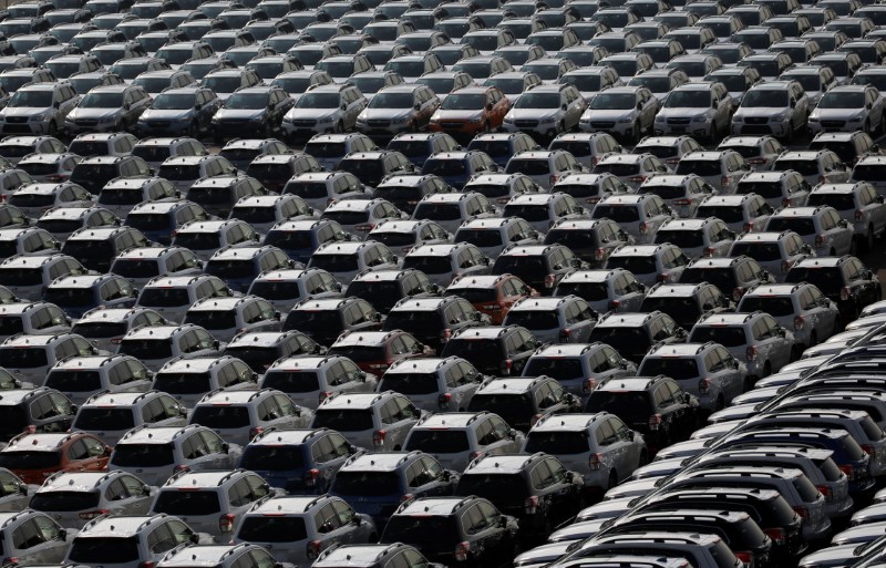 © Reuters. Newly manufactured cars await export at port in Yokohama