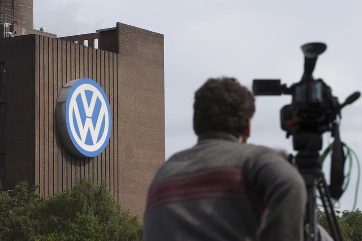 © Reuters. A journalist stands in front of the Volkswagen powerplant in Wolfsburg