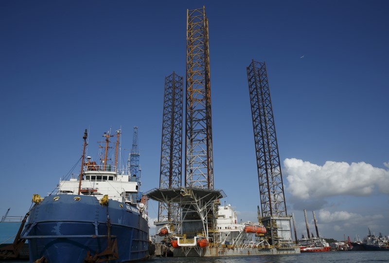 © Reuters. An oil-rig is pictured amongst vessels moored along a row of shipyards northwest of Waterfront City on Batam island, in Indonesia's Riau Islands Province