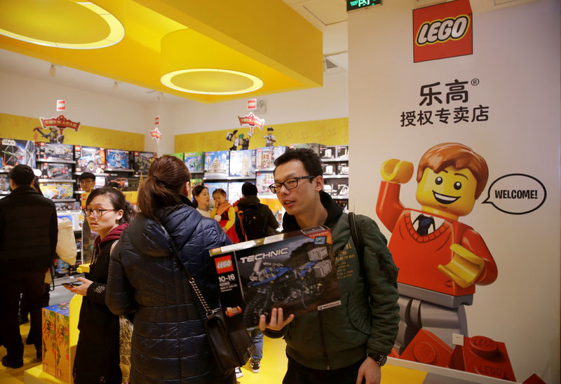 © Reuters. FILE PHOTO: Customer carries a Lego box at a Lego store in Beijing