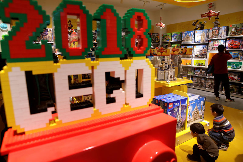 © Reuters. FILE PHOTO: Children look at Lego boxes at a Lego store in Beijing