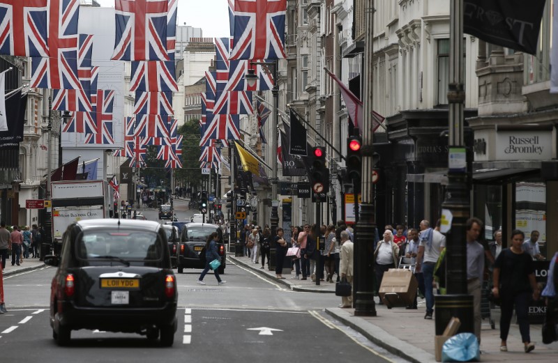 © Reuters. File photo of shoppers walking past stores on New Bond Street in London