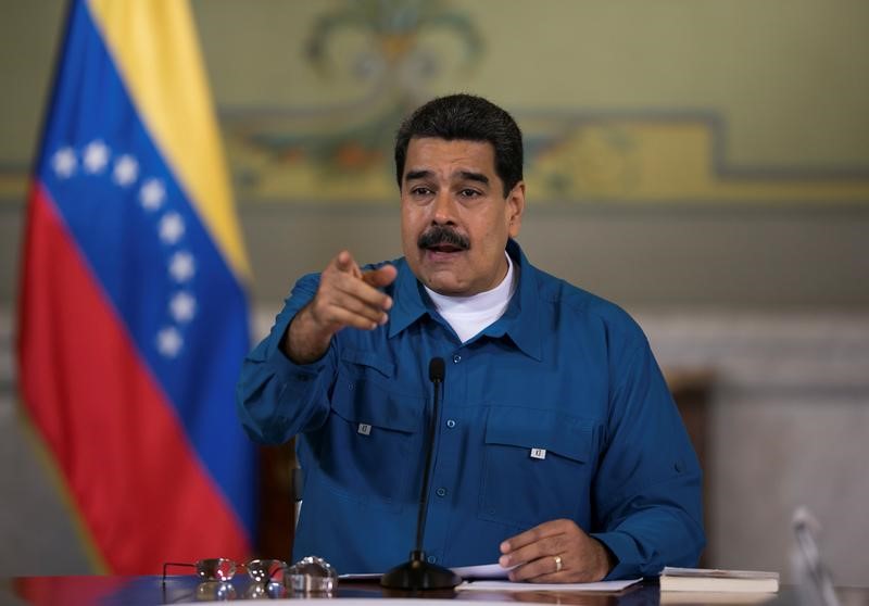 © Reuters. قس فنزويلي غير معروف بشكل يذكر يرشح نفسه في انتخابات الرئاسة