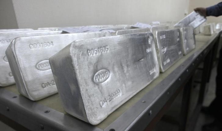 © Reuters. Слитки серебра на заводе Красцветмет в Красноярске