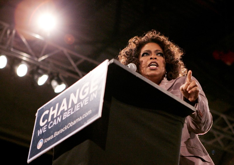 © Reuters. FILE PHOTO: Oprah Winfrey speaks at a rally in Des Moines Iowa