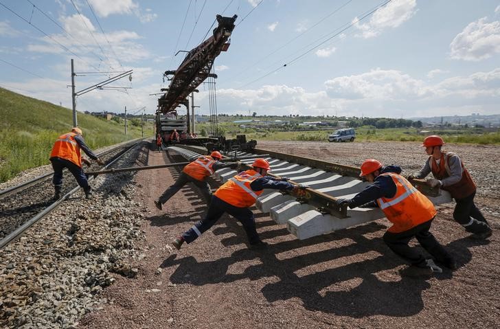 © Reuters. Рабочие заменяют железнодорожное полотно в Красноярском крае