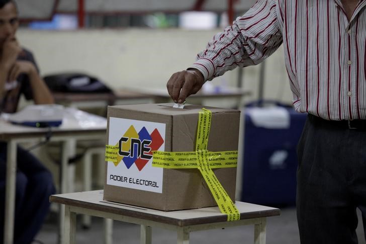 © Reuters. Homem vota durante eleição em Caracas, Venezuela