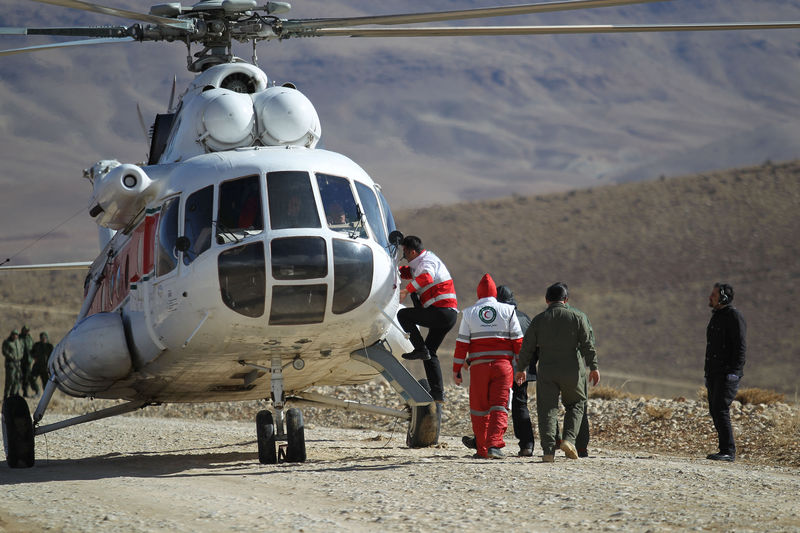 © Reuters. Funcionários de emergência e equipes de resgate buscam destroços de avião que caiu no centro do Irã