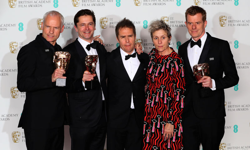 © Reuters. Martin McDonagh, Peter Czernin, Sam Rockwell, Graham Broadbent e Frances McDormand do filme "Três Anúncios para um Crime" posam para fotos na premiação Bafta, em Londres