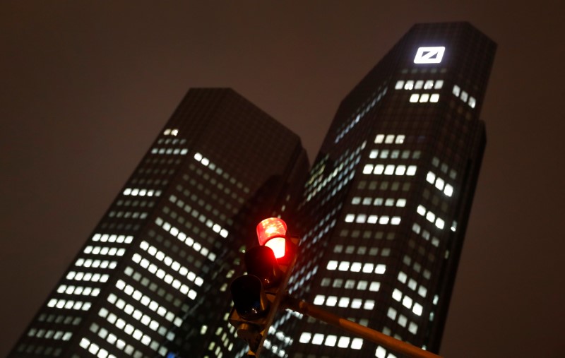 © Reuters. A red traffic light is photographed in front of the head quarters of Germany's largest business bank, Deutsche Bank, in Frankfurt