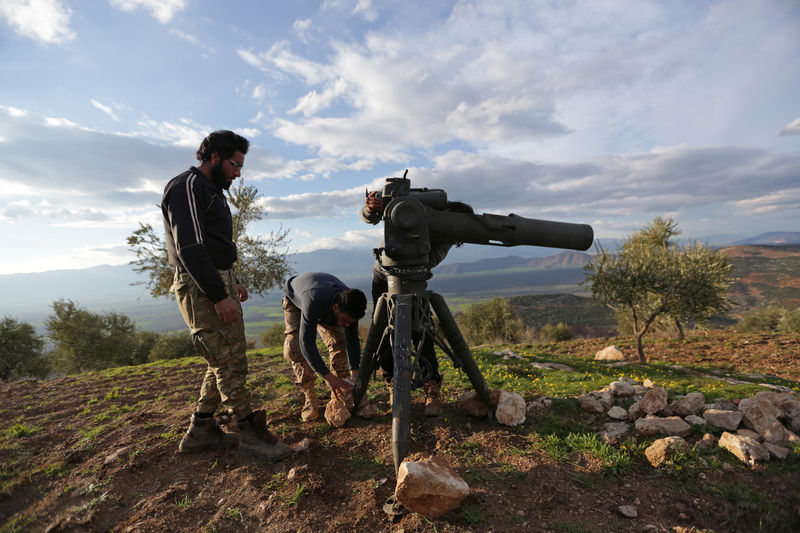 © Reuters. Combatentes do Exército Sírio Livre, apoiado pela Turquia, na cidade de Afrin, na Síria