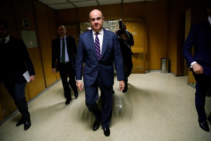 © Reuters. Spain's Economy Minister de Guindos leaves after a news conference at the Ministry headquarters in Madrid