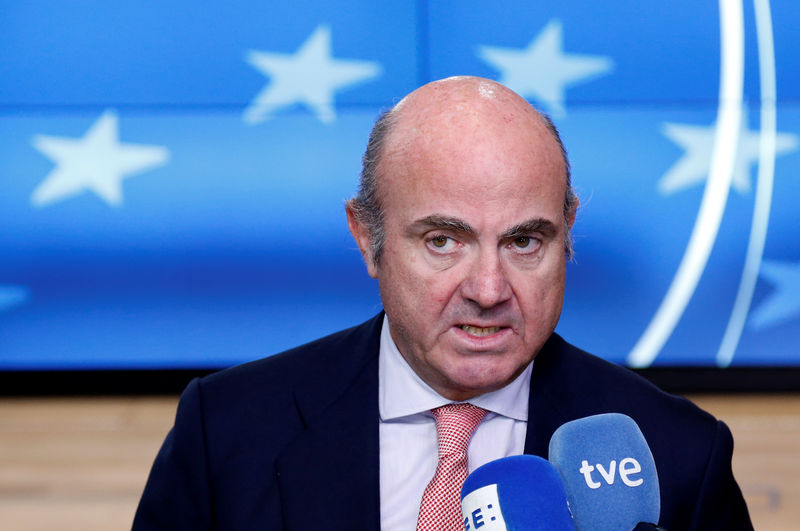 © Reuters. Spain's Economy Minister de Guindos talks to the media during a eurozone finance ministers meeting in Brussels