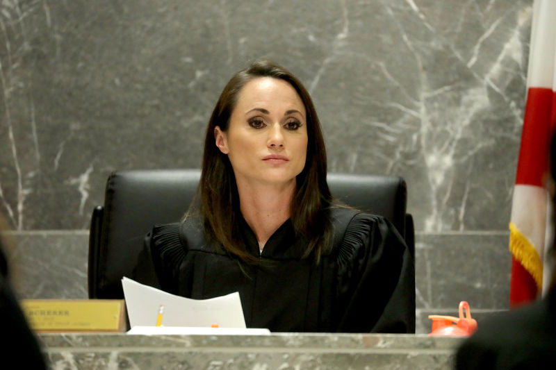 © Reuters. Broward Circuit Judge Scherer listens to arguments in the Nikolas Cruz status hearing in Fort Lauderdale