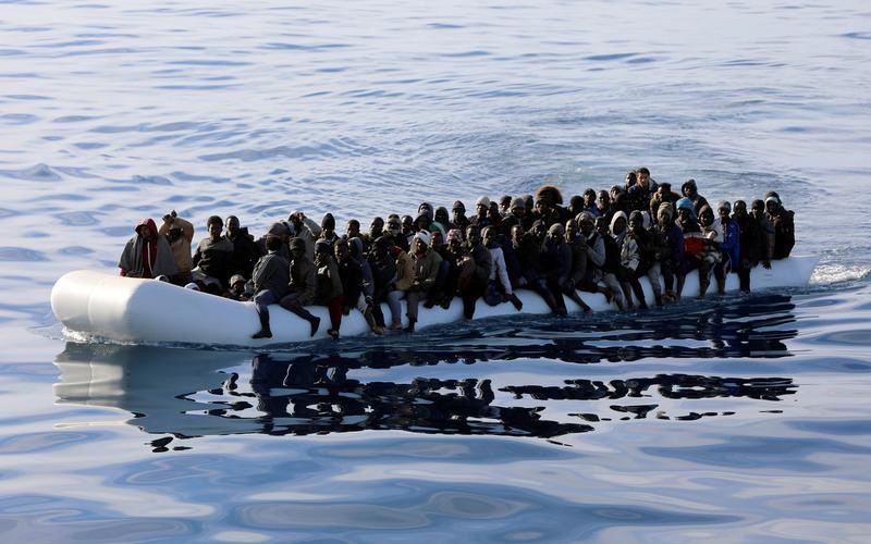 © Reuters. اعتراض أكثر من 300 مهاجر في قاربين قبالة ليبيا