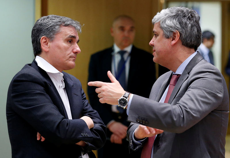© Reuters. Greek Finance Minister Tsakalotos and Eurogroup President Centeno attend a eurozone finance ministers meeting in Brussels