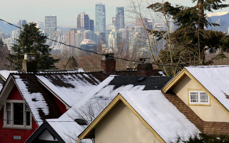 © Reuters. FILE PHOTO: Rooftops of houses and the downtown core in Vancouver