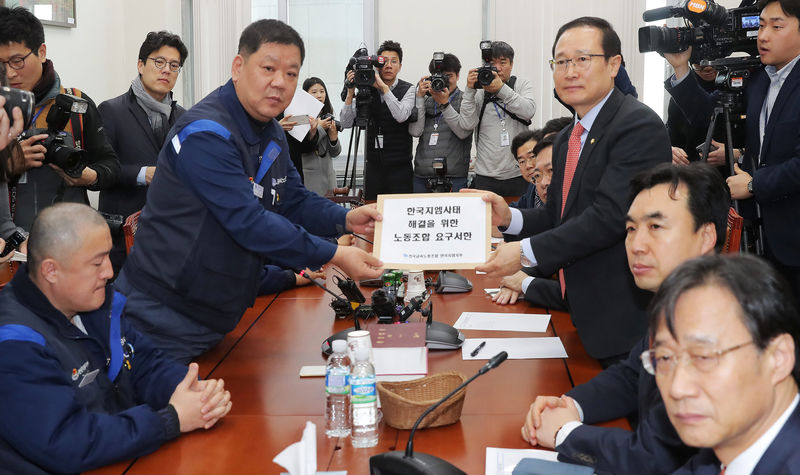 © Reuters. GM Korea's labour union leaders deliver a letter to Hong Young-pyo in Seoul