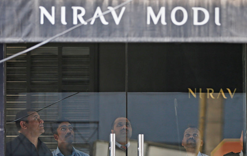© Reuters. Security guards stand inside Nirav Modi showroom in New Delhi