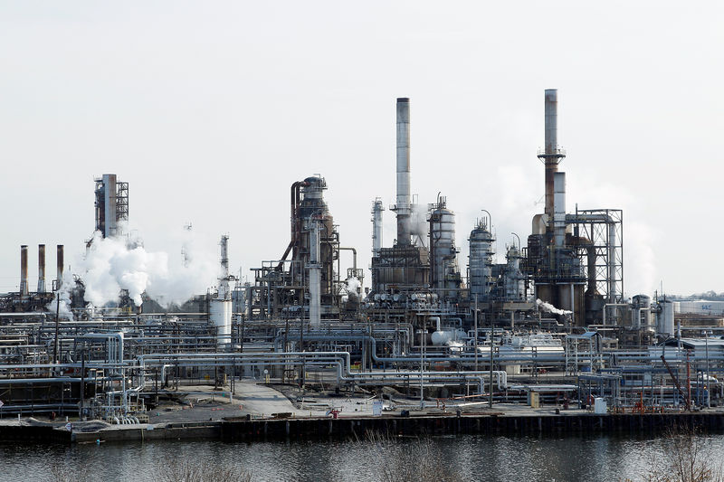 © Reuters. FILE PHOTO: A general view shows the Philadelphia Energy Solutions petroleum refinery in Philadelphia