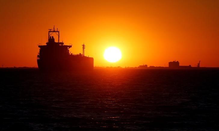 © Reuters. Нефтеналивной танкер у нефтяного хаба под Марселем