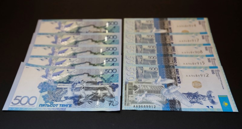 © Reuters. New 500 tenge banknotes are displayed in this picture illustration in Almaty