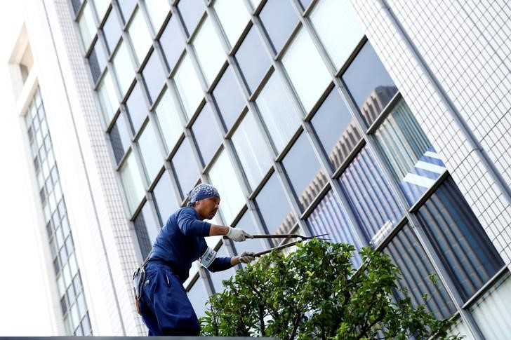 © Reuters. Más de la mitad de empresas de Japón no planea subir el sueldo base este año