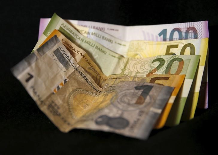 © Reuters. Банкноты валюты манат в Тбилиси