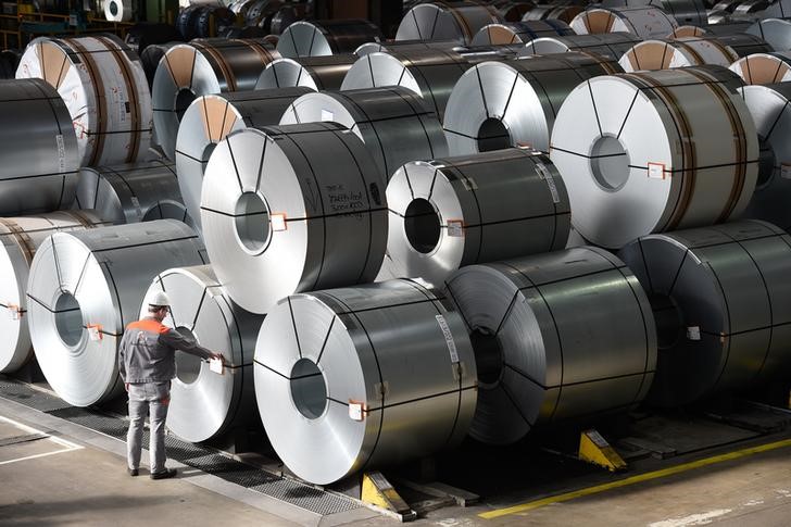 © Reuters. Steel rolls are pictured at the plant of German steel company Salzgitter AG in Salzgitter