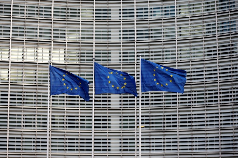 © Reuters. EU flags flutter outside the EU Commission headquarters in Brussels