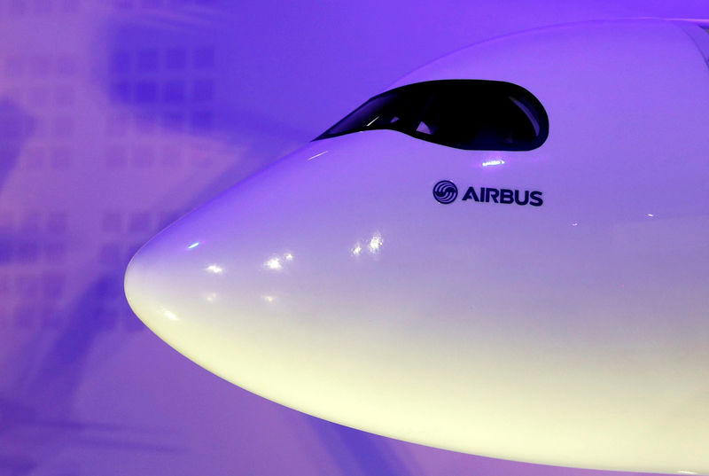 © Reuters. A scale model of an Airbus A350 is pictured during Airbus annual press conference on the 2017 financial results in Blagnac near Toulouse