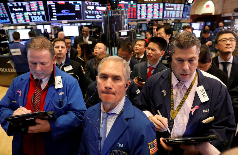 © Reuters. Traders work on the floor of the NYSE in New York