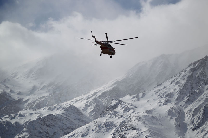 © Reuters. Irán encuentra en la cima de una montaña los restos del avión accidentado