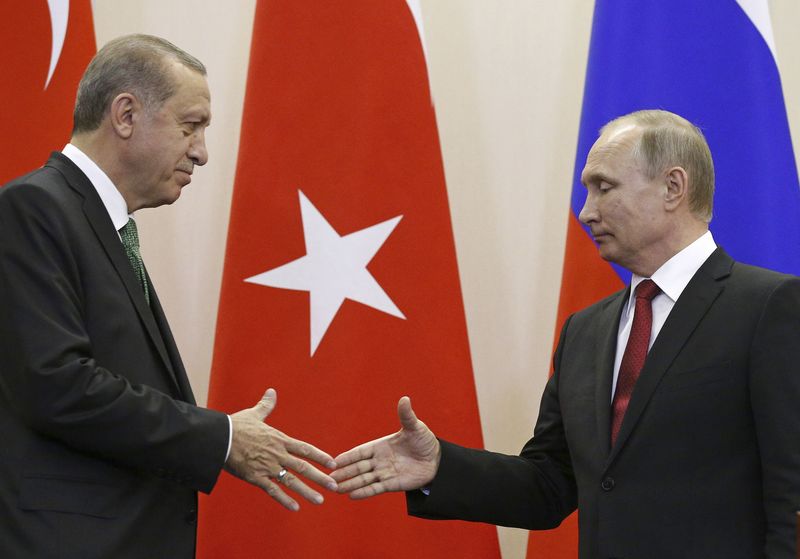 © Reuters. FILE PHOTO: Russian President Putin and his Turkish counterpart Erdogan attend a news conference in Sochi