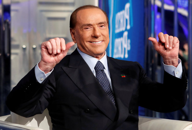 © Reuters. Ex-primeiro-ministro da Itália Silvio Berlusconi durante gravação de programa de TV, em Roma