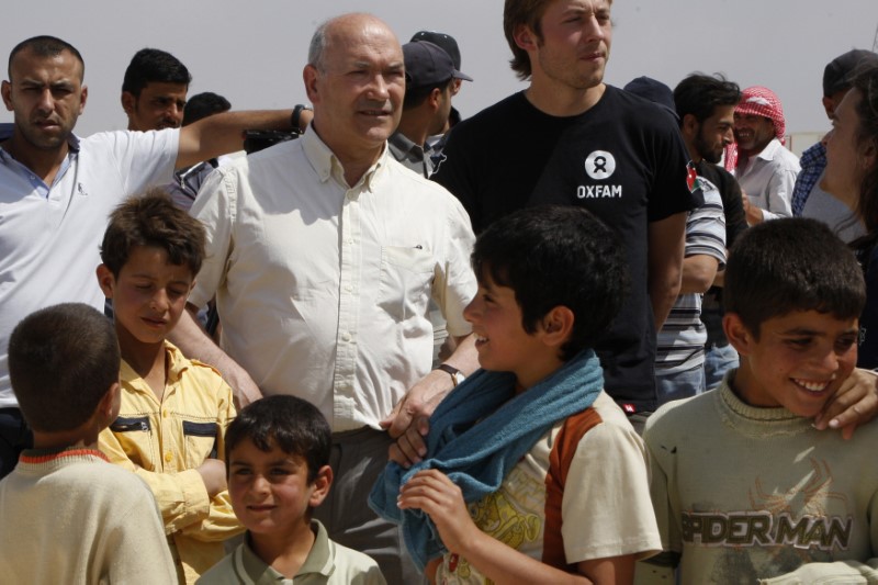 © Reuters. Diretor-executivo da Oxfam, Mark Goldring, visita campo de refugiados na Jordânia