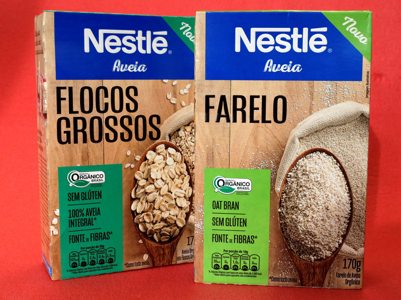 © Reuters. Imagem ilustrativa de caixas de farinha de aveia e farelo de aveia orgânicos da Nestlé