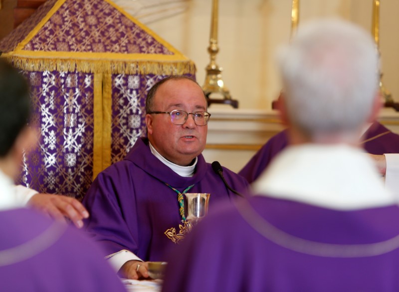 © Reuters. Arcebispo Charles Scicluna durante missa em Malta