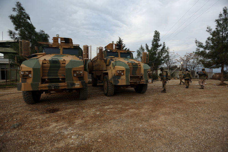 © Reuters. قوات موالية للحكومة السورية تدخل عفرين لمساعدة الأكراد ضد تركيا